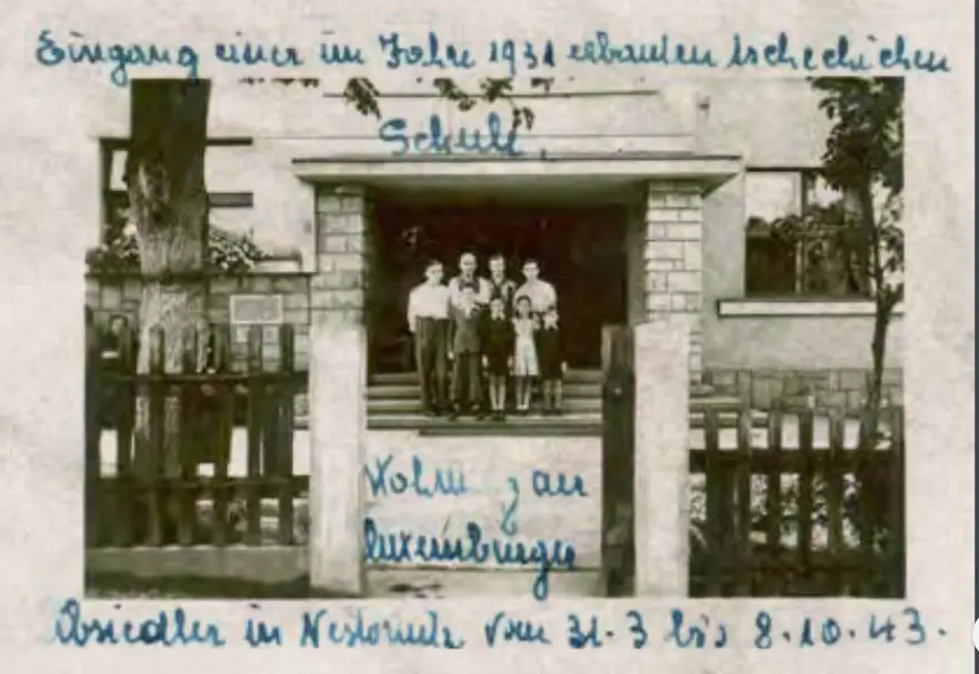 Goedertovi před neštěmickou školou, v níž se nacházel první z taborů